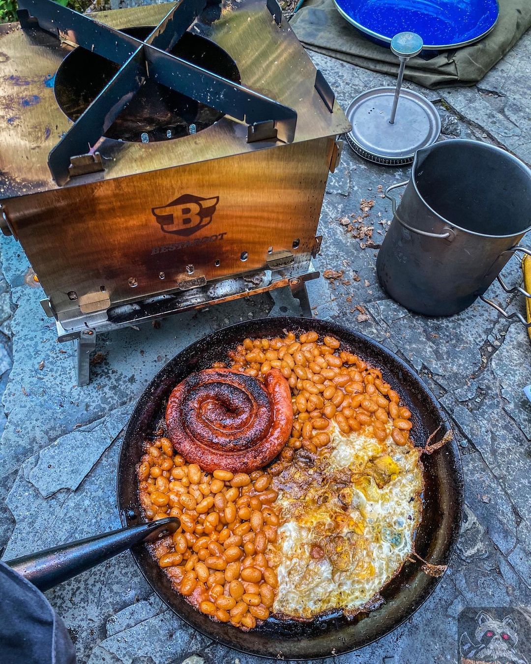 Instagrammer teilt mit, dass er Bestargot Camping Hobo Kocher benutzt hat, um im Freien deutsche Würstchen und Sojabohnen zu kochen.